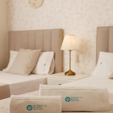 Marbella Banus Suites - Banus - Playa Rocio - Beachfront Complex -3Bd-3Ba - Direct Access To The Beach - Outdoor Terrace - 3 Min Walk To Puerto Banus - Walk To Marina, Beach & El Corte Ing Luxury Shopping - Ideal For Families *